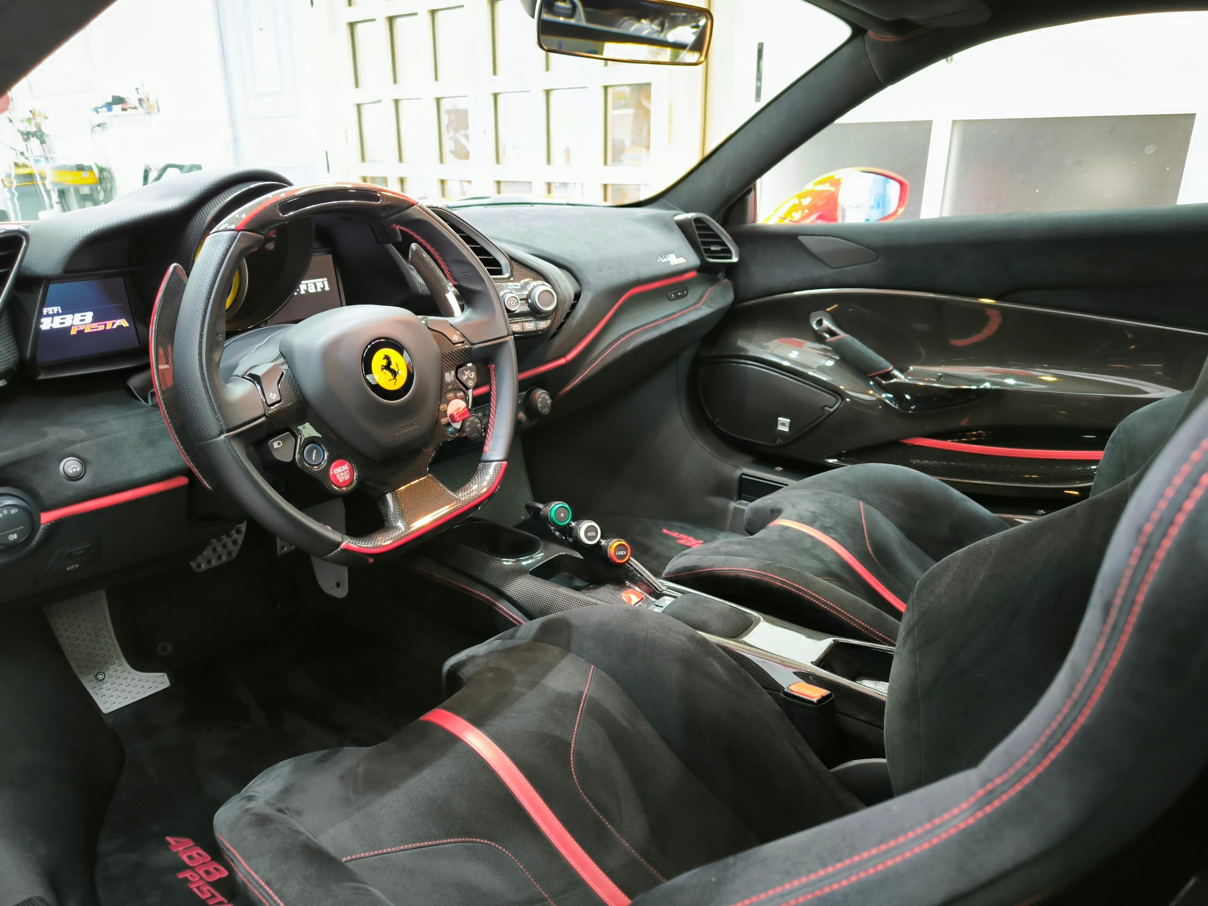 interior-alcantara-ferrari